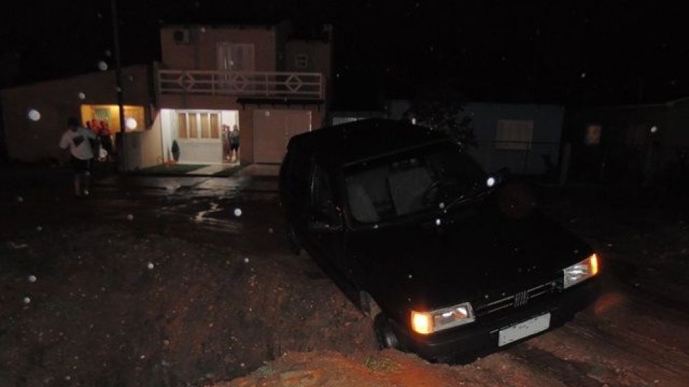 Carro cai em buraco aberto há quase três meses pela prefeitura