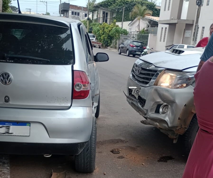 Camionete Fura Preferencial E Colide Contra Dois Carros No Centro De