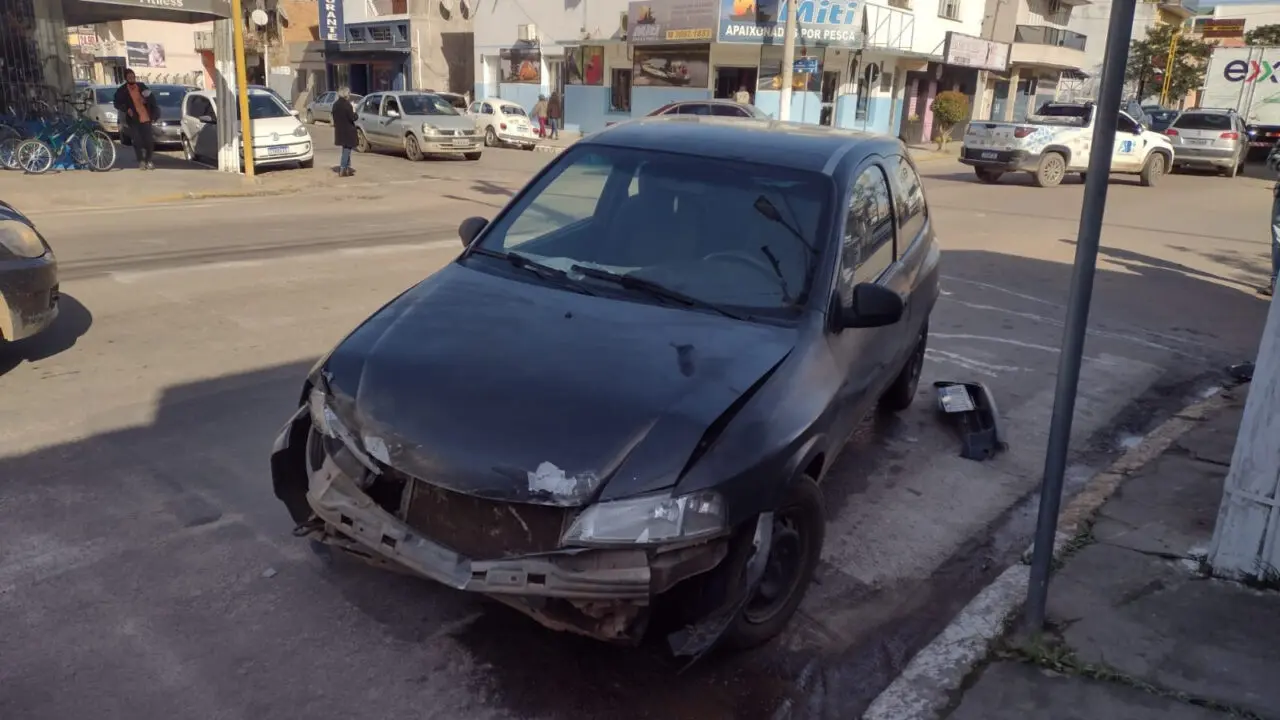 Acidente de trânsito envolve veículos no Centro de Camaquã