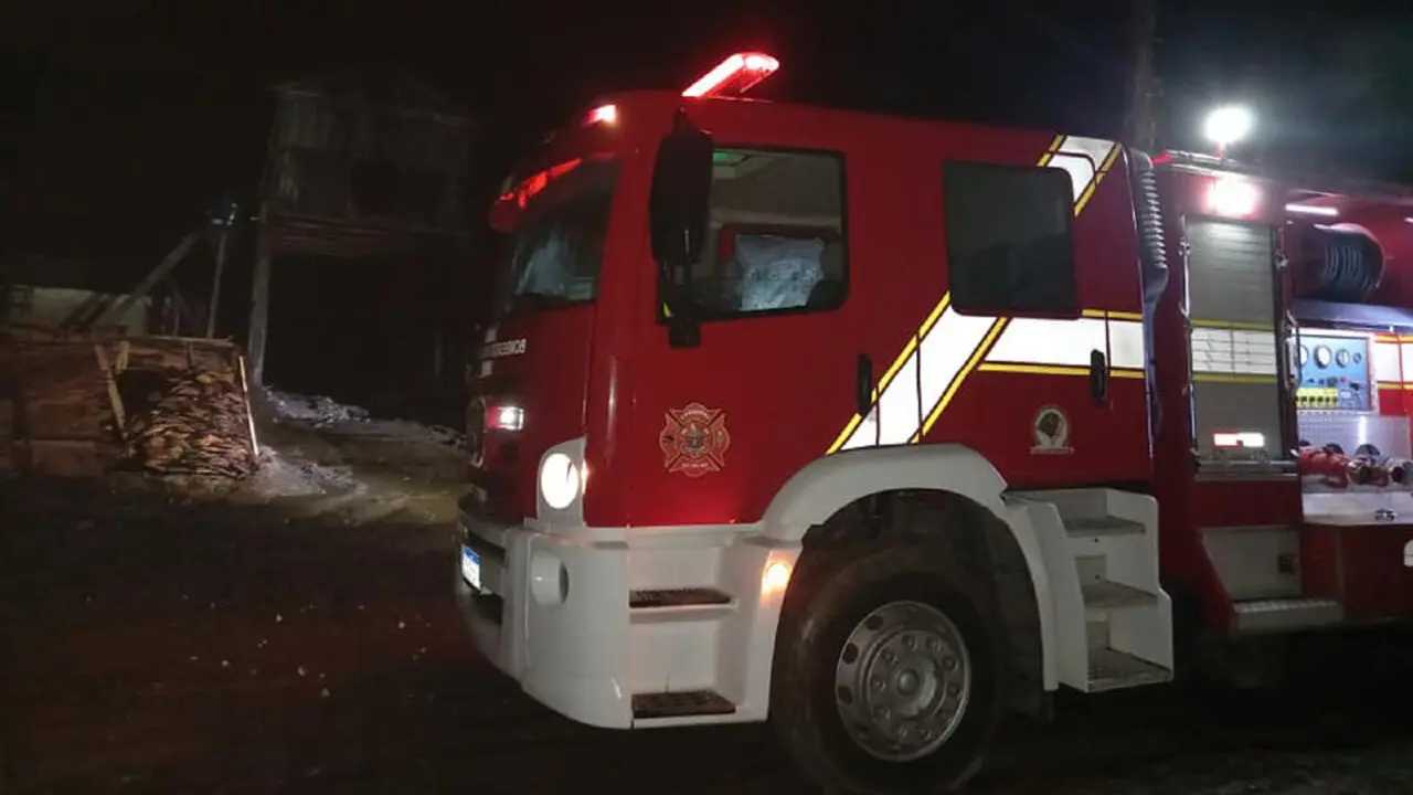 Bombeiros de Tapes controlam incêndio em serraria durante a madrugada