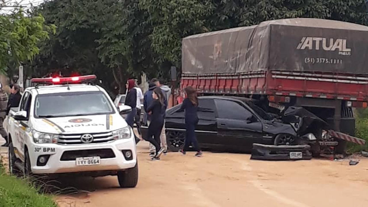 Motorista colide contra caminhão parado no bairro Carvalho Bastos, em Camaquã