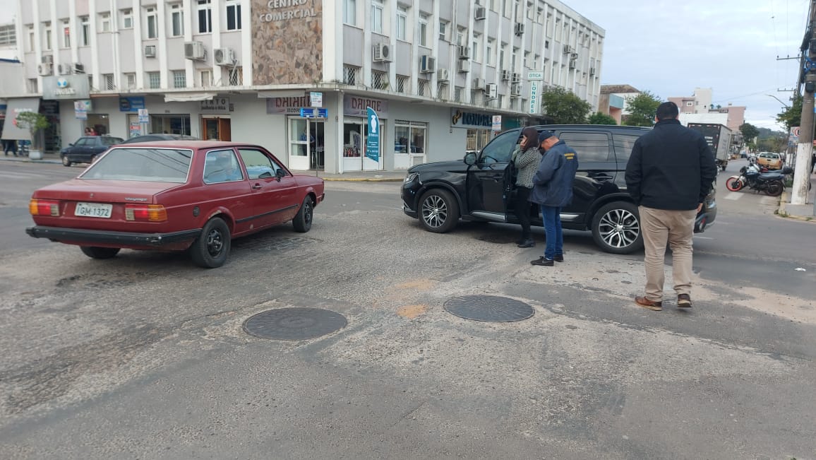 Acidente de trânsito envolve camionete e carro no Centro de Camaquã (3)