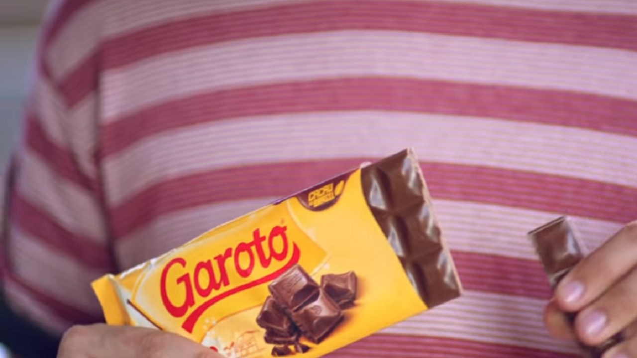 Garoto recolhe lotes de chocolates por presença de pequenos fragmentos de vidro