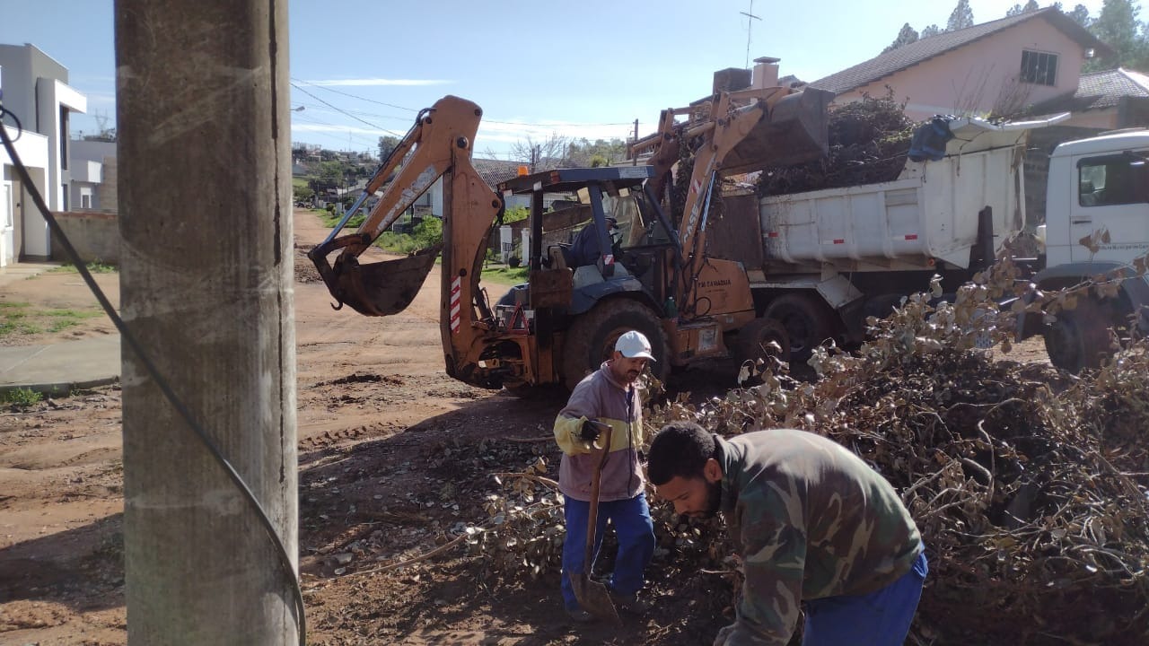 Secretaria Municipal De Infraestrutura Realiza Retirada De Entulhos No ...